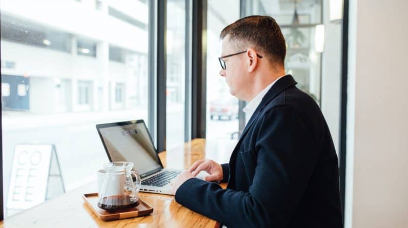 linkedin sales solutions nQ9 H3 eEww unsplash